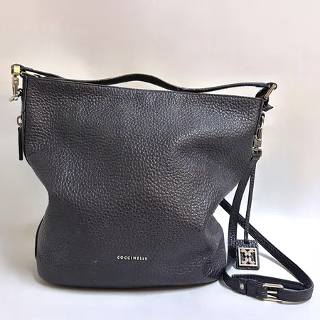 Väska, Coccinelle, brunt läder, ca 29x35cm, magnetknapp, sliten invändigt och på handtag samt metallbeslag, fläckar, inga tillbehör