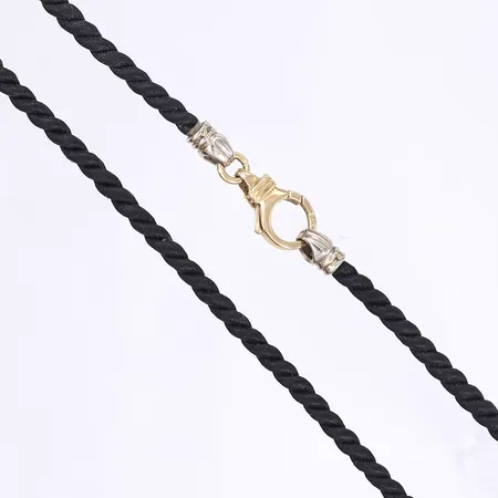 Halsband i tyg, 40cm, bredd 3mm, lås i 14K Bruttovikt: 5,5g Vikt: 5,5 g