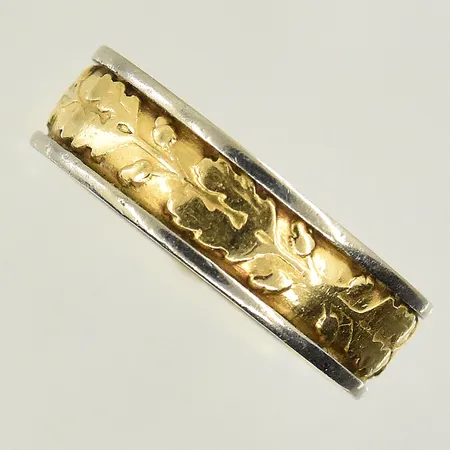 Ingenjörsring, stl 17½, bredd 6 mm, gravyr, gulguld/vitguld, 18K. Vikt: 7,1 g