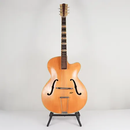 Gitarr Höfner 457 med väska. Vikt: 0 g Skickas med Bussgods eller PostNord