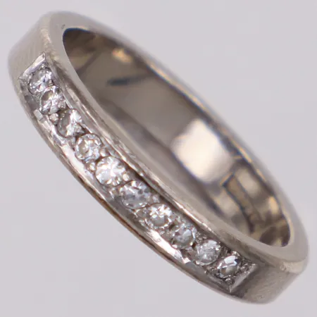 Halvalliansring med diamanter 10xca0,02ct, stl 17, bredd 3,4mm, Malmberg & Co Ernst, Göteborg, år 1964, vitguld, 18K Vikt: 5,3 g