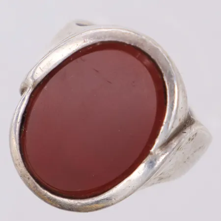 Ring med röd sten, stl 20, bredd 3,5-23,7mm, något skev, silver 925/1000 Vikt: 13,5 g