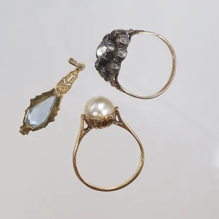 Diverse guld, små defekter, med stenar, delvis silver samt plast 18K Vikt: 11,5 g