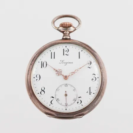 Fickur Longines, diameter ca 5 cm, tickar igång men ej funktionstestad, silver.