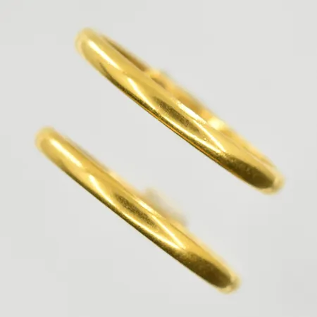 Två ringar, stl 17½, bredd 2 mm, gravyr, 23K. Vikt: 5,2 g