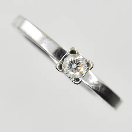 Ring med diamant 0,15ct, stl 16½, bredd 2-4 mm, vitguld, 18K. Vikt: 3,2 g