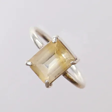 Ring med gul sten, stl 17, ca bredd 1,5-10,5mm. 925/1000 silver Vikt: 2,7 g