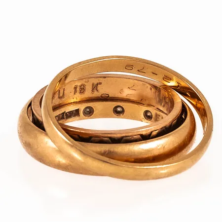 Graverat guld i 18K. Vikt: 13,4g. 