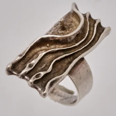 Ring i silver, stl 17, bredd 3,5-28,2mm, 830/1000, 1st pärla saknas. vikt 6,45g.