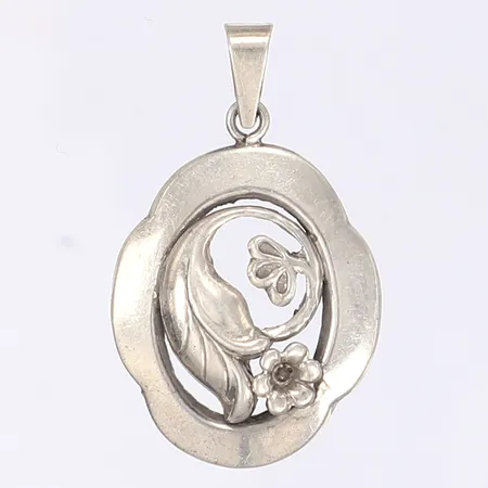 Hänge med dekor av blomma, G Kaplan, Stockholm 1949, höjd 40mm inkl öglan, silver 830/1000 Vikt: 3,2 g