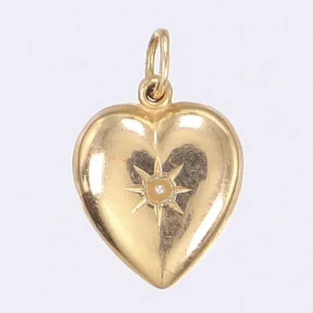 Hänge i form av hjärta, liten pärla, höjd 19mm inkl ögla, bruksslitage, 18K Vikt: 1 g