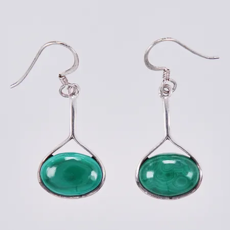 Ett par örhängen med gröna stenar, längd: ca 2,8cm, bredd: ca 2-15mm, 925/1000 Silver  Vikt: 6 g
