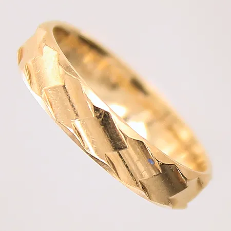 Ring, stl 16, bredd 4mm, gravyr, något repig, 18K  Vikt: 3,1 g