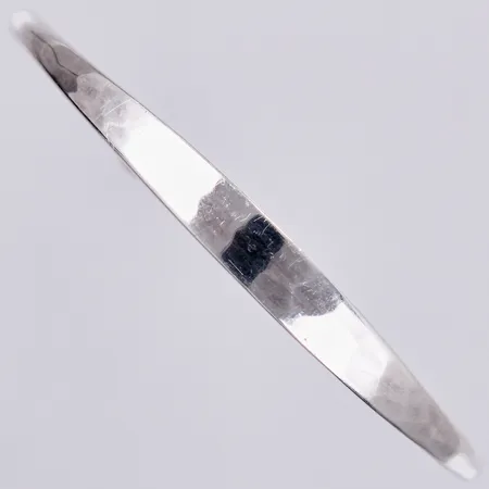 Armring Hamrad dekor, Ø ca 6,8cm, bredd ca 3-6mm, GHA, 925/1000 silver  Vikt: 17,3 g