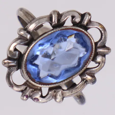 Ring med ljusblå sten, stl 16¼, bredd 1,7-17,8mm, silver 835/1000 Vikt: 2,4 g