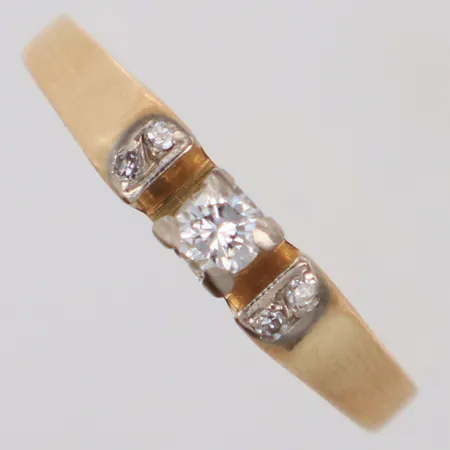 Ring med diamanter totalt 0,17ctv enligt gravyr, stl 17½, bredd 1,5-3,6mm, 18K  Vikt: 2,9 g