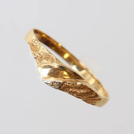 Ring med diamant ca 0,01ct, stl 17¾, bredd ca 2-5mm, SSÄ, 18K Vikt: 1,4 g