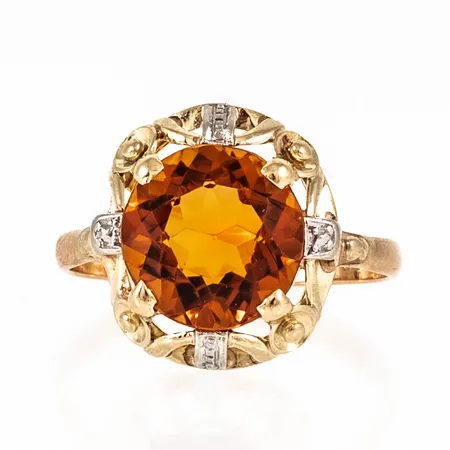 Ring i 18K guld med orange sten. den är i storlek 18½, är 2,4 - 15,5 mm bred och väger 4,4g. 