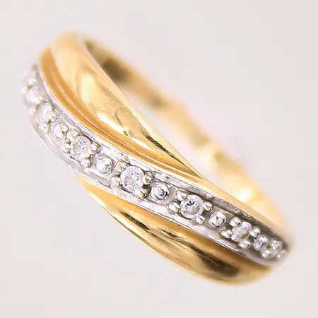 Ring med diamanter totalt 0,07ctv enligt gravyr, stl 16, bredd 1,5-5mm, GHA, 18K  Vikt: 2,3 g