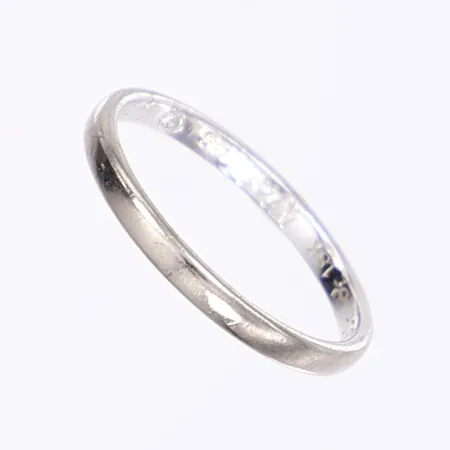 Ring slät, stl gravyr, vitguld 18K Vikt: 1,9 g