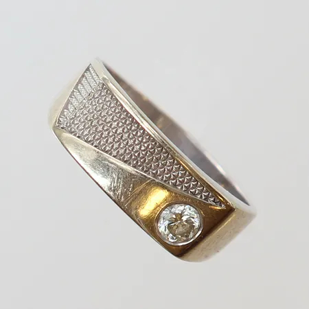 Ring med briljantslipad diamant 1 x ca 0,20ct, stl: 18½, bredd 4,5-7mm, behov av omrodiering, vitguld 18K.  Vikt: 5 g