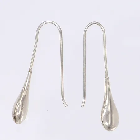 Ett par örhängen, droppformade, höjd 35mm, ostämplat silver  Vikt: 1,8 g