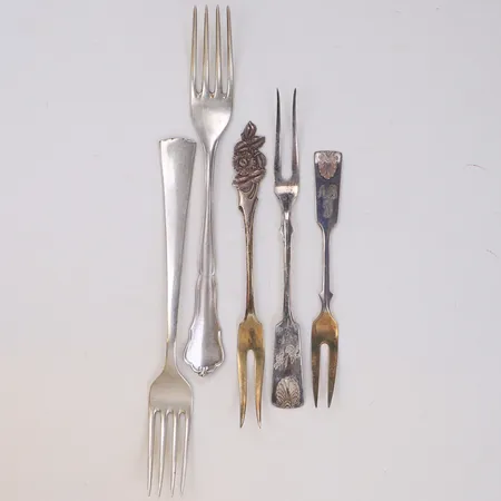 Örhänge, 3 Sillgafflar, 2 Gafflar, gravyr, silver 813-925/1000 Vikt: 135,8 g