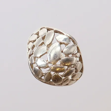 Ring med mönsterdekor, stl 17, ca bredd 2-16mm. 925/1000 silver Vikt: 3,4 g