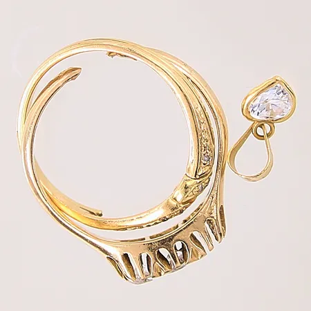 Guldsmycken, diamanter 9 x ca 0,005-0,01ct, vita stenar, avklippt skena, lösa stenar, repor, bucklor, saknas del, 18K  Vikt: 5,7 g