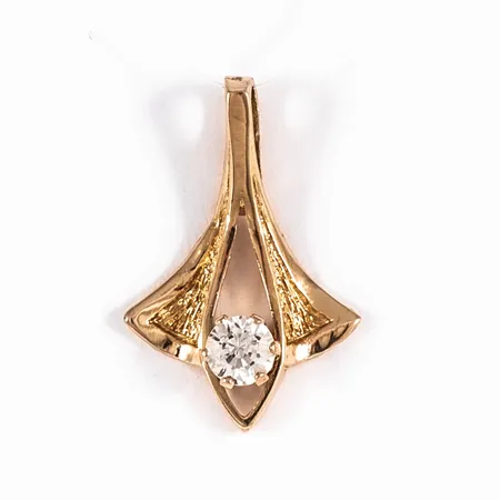 Hänge i 18K guld med vit sten. Det är 14 mm brett, 21 mm långt och väger 1,6g. Stämplad ALTON, 18K & kattfot. 