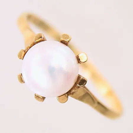 Ring med odlad pärla, stl 18, bredd 1,5-9mm, spår av storleksändring, skena med hack, 18K  Vikt: 2,2 g