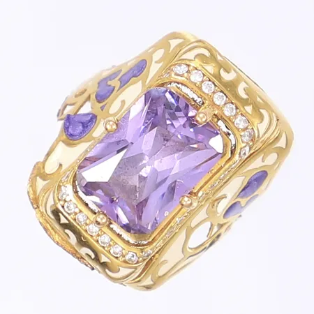 Ring med slipad lila sten, vita små slipade stenar och emalj, storlek ca 19, bredd 3-25mm, ojämn form, slitage, 18K Vikt: 9,5 g