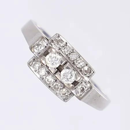 Ring med dia totalt ca 0,27ct enligt gravyr, stl 18¾, bredd 2-8mm, vitguld 18K Vikt: 5,1 g