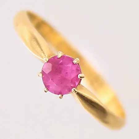 Ring med troligen syntetisk rosa safir, stl: 18, bredd: 2,3-5,8mm, 18K  Vikt: 2,1 g