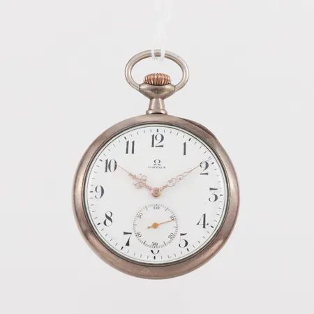 Fickur Omega Grand Prix 1900, diameter ca 5 cm, silver, tickar igång men ej funktionstestad. Vikt: 0 g