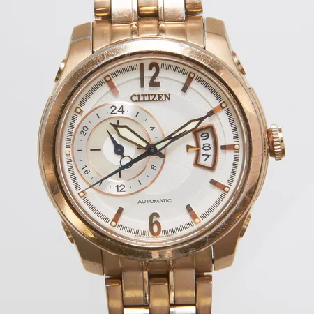 Herrur Citizen, doublé, automatisk, 43,5mm, refnr: NP3003, boettnr: S058198, serienr: 131020236, cal. 4166, safirglas, datum, stållänk, viklås, repig, färgbortfall på länk samt boett, inga tillbehör.