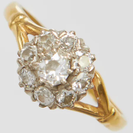 Ring med gammalslipade diamanter 1 x ca.0,20ct samt 8 x ca.0,05ct, Ø17½, bredd: 1,6-9mm, fattningar i vitguld, 18K  Vikt: 3,5 g