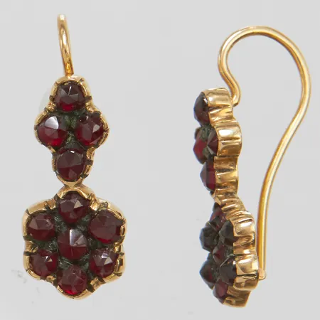 Ett par örhängen, röda stenar, längd ca 25mm, bredd 6,5-9,5mm, 18K, bruttovikt 4,0g.