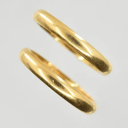 Två ringar, stl 18½, bredd 3 mm, gravyr, 18K. Vikt: 9 g