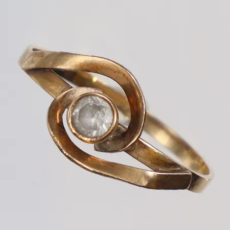 Ring med vit sten, stl 17½, bredd 1,5-8,5mm, 14K
