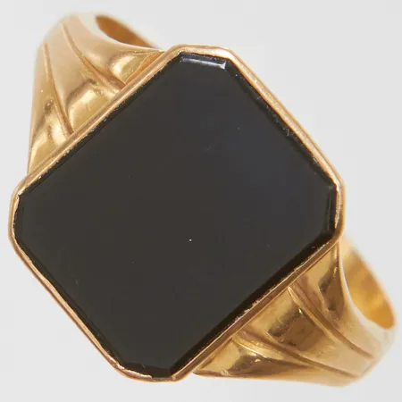 Klackring med onyx, Ø18½, bredd: 2,6-12,6mm, svenska stämplar, spricka i skenan, 18K Vikt: 3 g