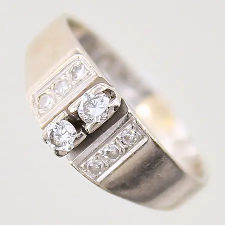 Ring med diamanter totalt 0,28ctv enligt gravyr, stl 17, bredd 2-7mm, vitguld, i behov av omrodiering, avklippt skena, stämplar med slitage, 18K  Vikt: 4,3 g