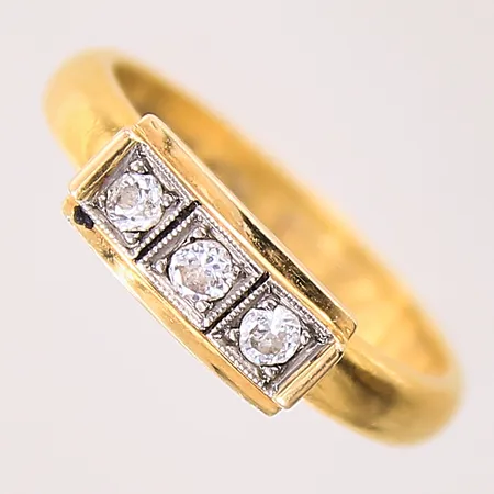 Ring med diamanter 3 x ca 0,04ct, stl: 17, bredd: 3,1-5,2mm, fattning i 18K, personlig gravyr, 23K  Vikt: 4,8 g