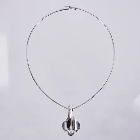 Collier ca 13,5x12cm, bredd ca 1mm, svenska stämplar 1976, hänget stämplat Kupittaan Kulta längd ca 42mm, 925/1000 silver Vikt: 14,9 g