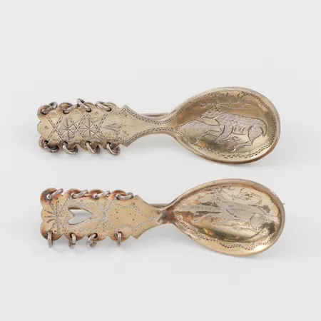 Dräktbroscher 2 st, 1 st stämplad Lindbäck Eric Nederkalix, längd ca 5.5 cm, silver. Vikt: 14 g