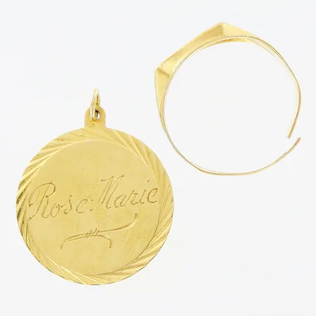 1 ring defekt, 1 hänge 28x23mm, gravyr, 18K Vikt: 4,4 g