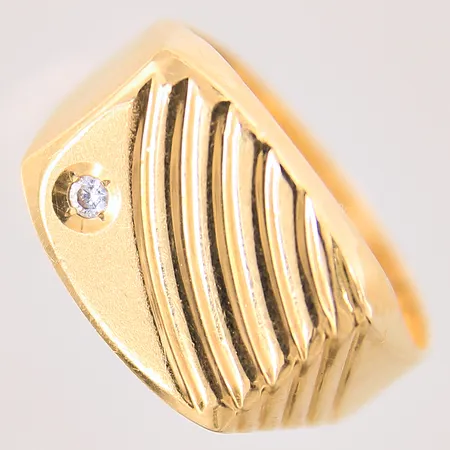 Ring med diamant ca 0,03ct, stl 20, bredd 5-13mm, repig, insida med buckla, 18K  Vikt: 5,1 g