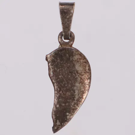 Hänge hjärthalva, längd 24,7mm, bredd 8,2mm, silver 925/1000 Vikt: 1 g