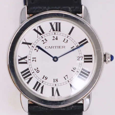 Armbandsur Cartier Ronde Solo, stål, quartz, Ø36mm, datum, ref-nummer W6701005, serie-nummer 2934747014RX, bruksslitage, original stållänk, svart läderband ej original, certifikat daterat 22/3-12, manual, box med slitet innerfoder