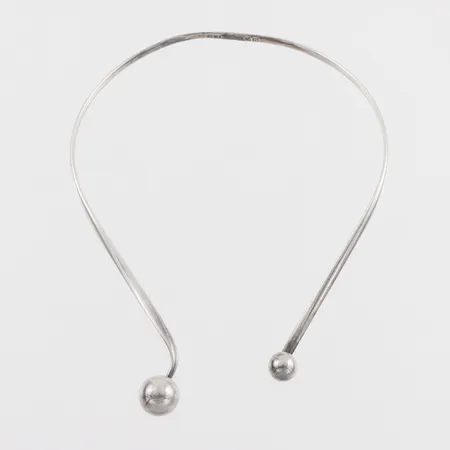 Collier stelt, något ojämnt, bredd ca 13 cm,silver. Vikt: 38,2 g